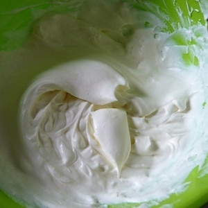 生クリームを時短で固めのホイップクリームにする方法